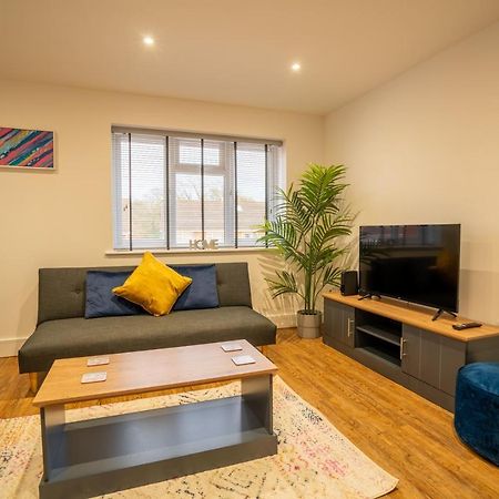 Mill Road Apartment First Floor Crawley  Buitenkant foto