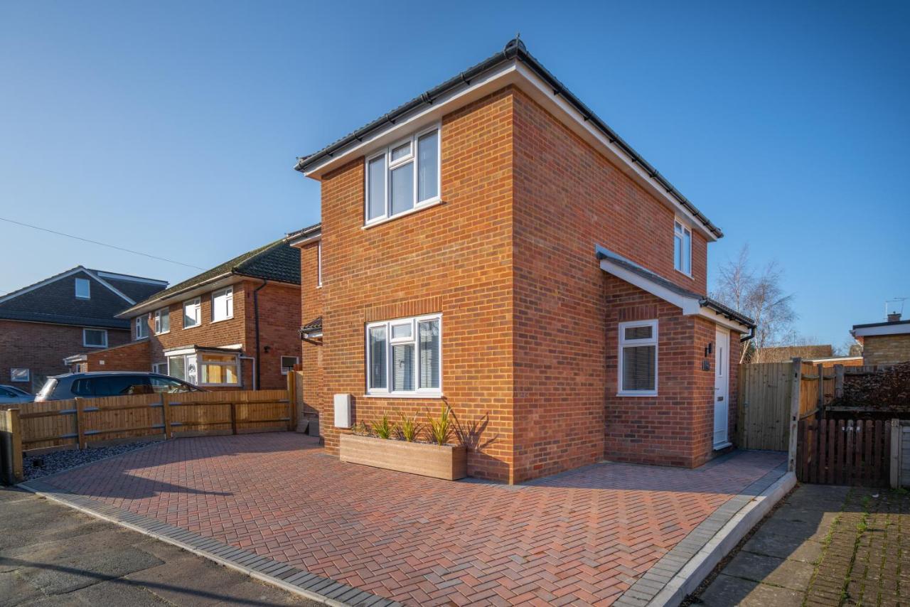 Mill Road Apartment First Floor Crawley  Buitenkant foto